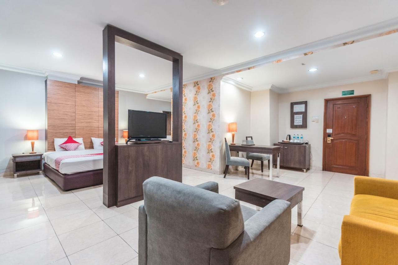 Oyo 1475 Alia Matraman Syariah Near Rs Premier Jatinergara Hotel Джакарта Екстериор снимка